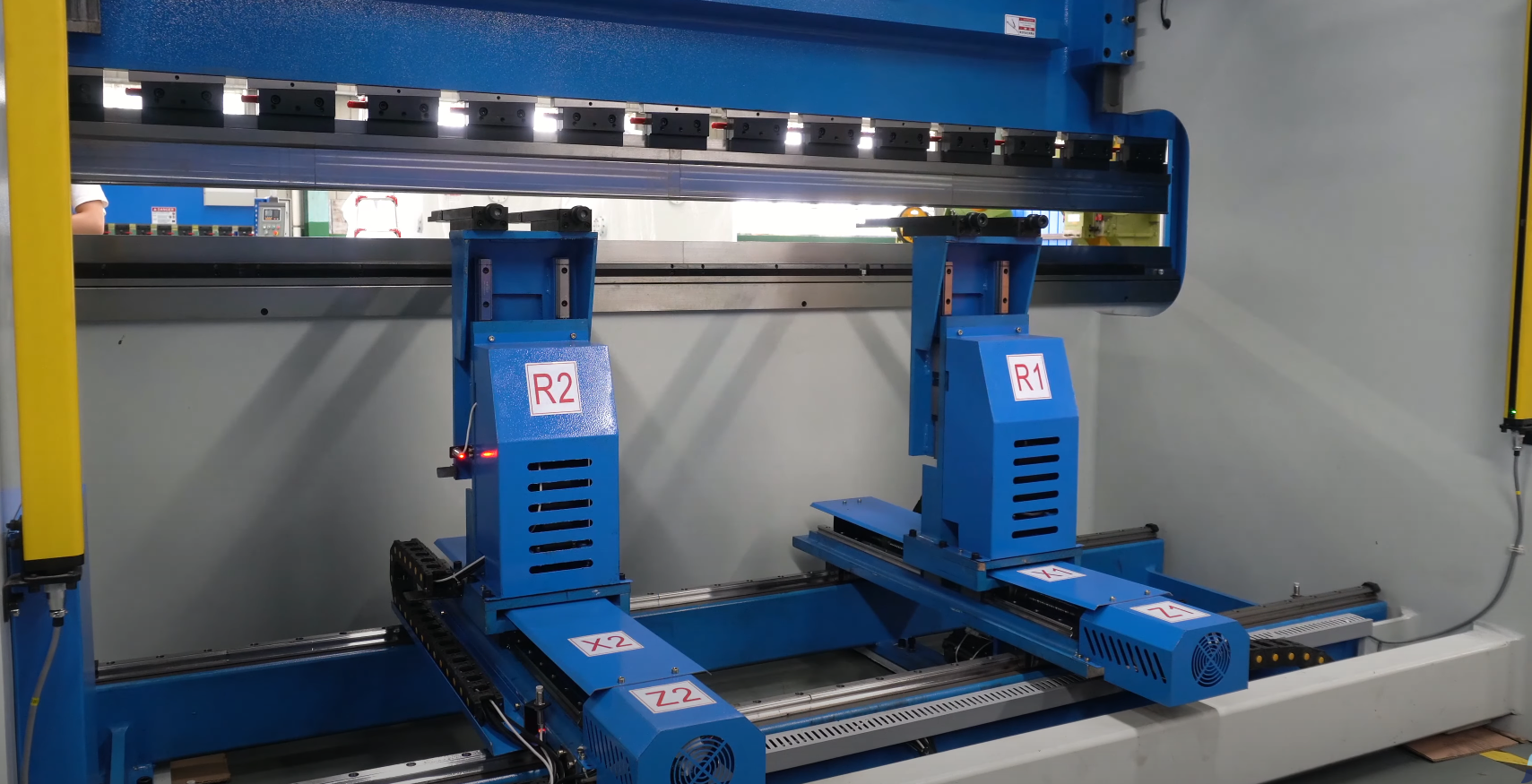 Atelier de tôlerie équipé de machines de découpe et de formage
