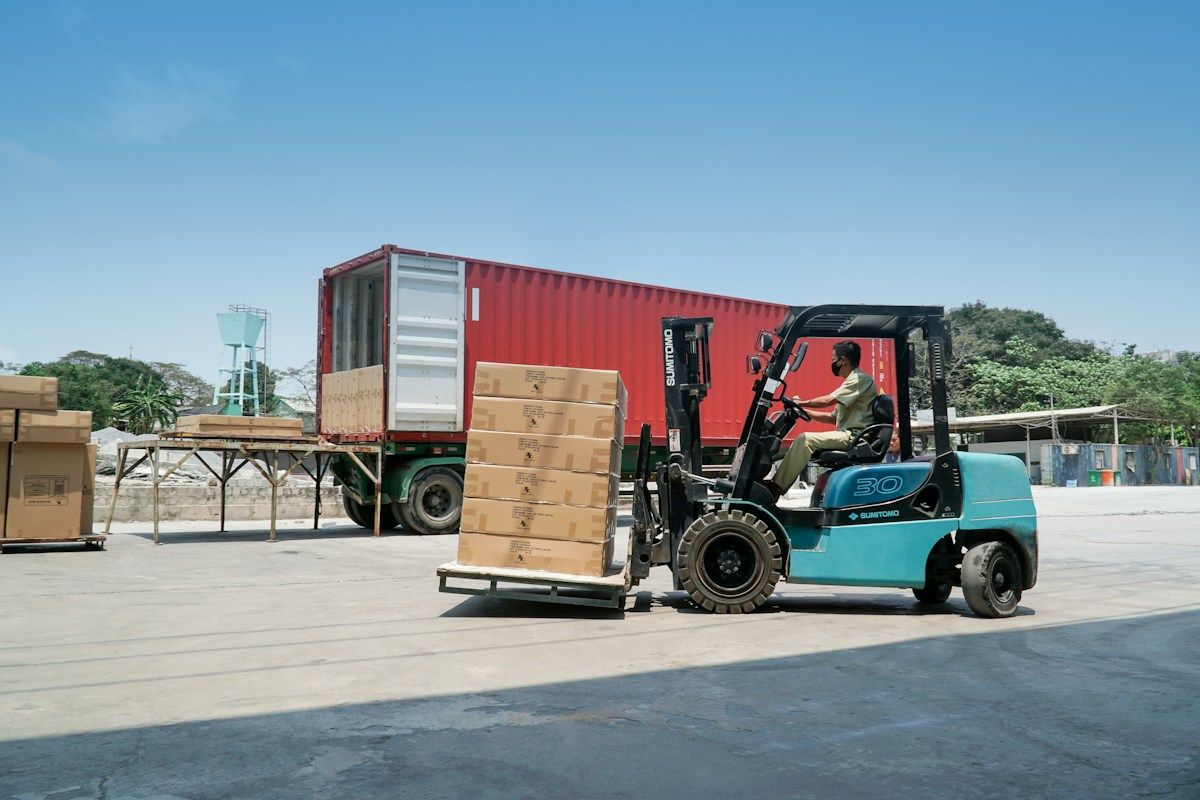 Machine industrielle déchargée d'un camion par chariot élévateur