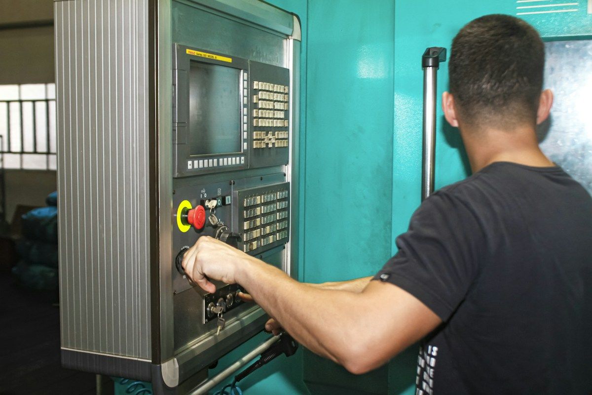 Réglage du pupitre de commande d'une machine industrielle