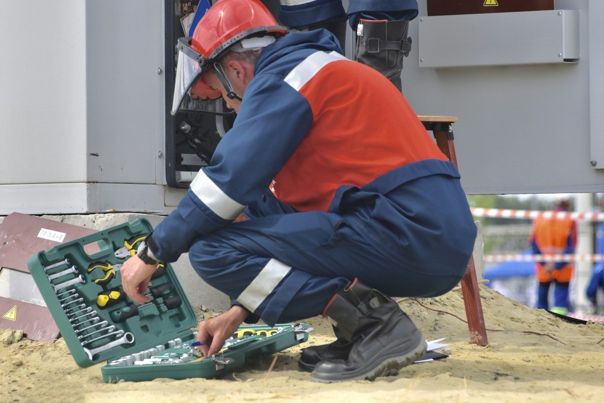 Technicien de maintenance intervenant sur une presse hydraulique